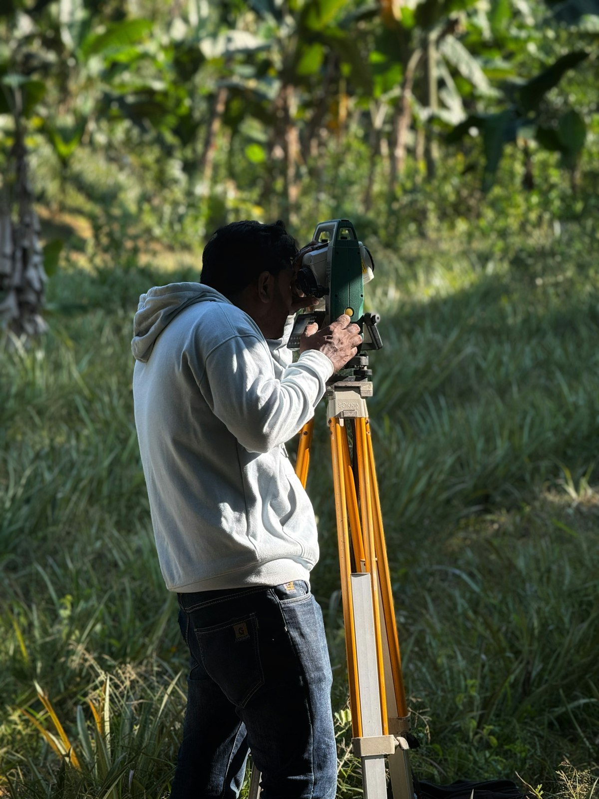 Topograf duke matur me Total Station — Ligji 107/2014 për leje ndërtimi - Topograf i Licensuar